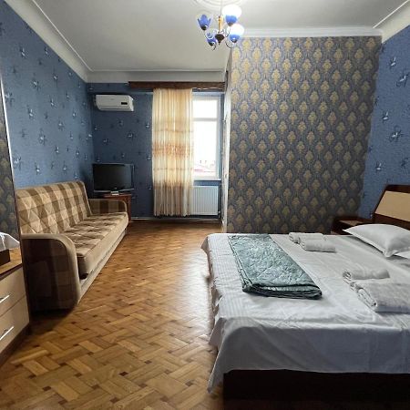 Twins Guest House Batumi Exteriör bild