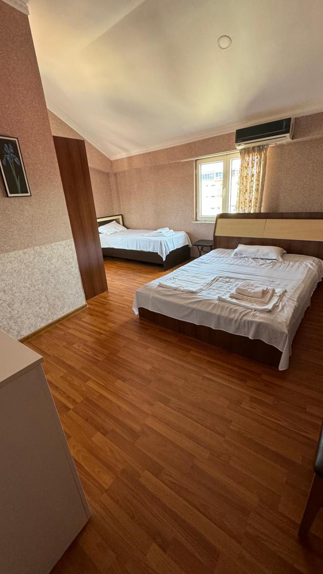 Twins Guest House Batumi Exteriör bild